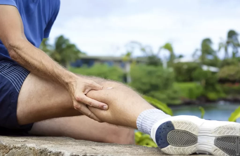 Crampe la picioare cand mergi pe jos: care sunt cauzele acestor simptome?