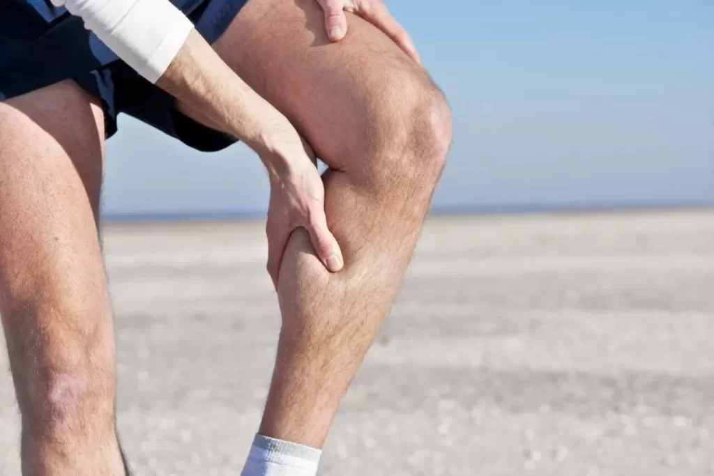 Crampe la picioare cand mergi pe jos: care sunt cauzele acestor simptome?